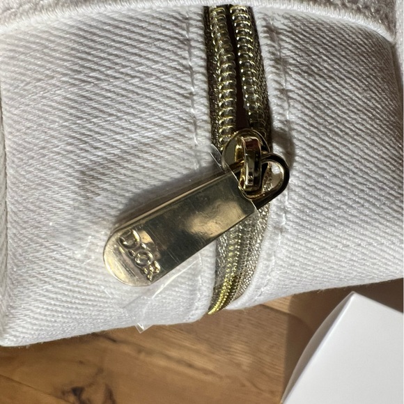 DIOR Beauty  Cosmetic Bag
Come with box - Picture 3 of 5